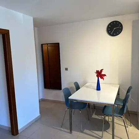 Daire Seaside Apartment, Two Rooms, Private Parking *