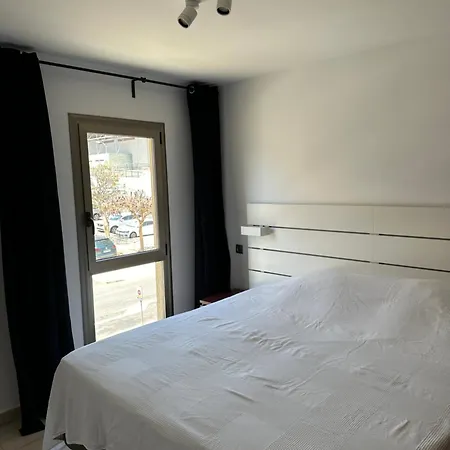 Seaside Apartment, Two Rooms, Private Parking 아파트 *