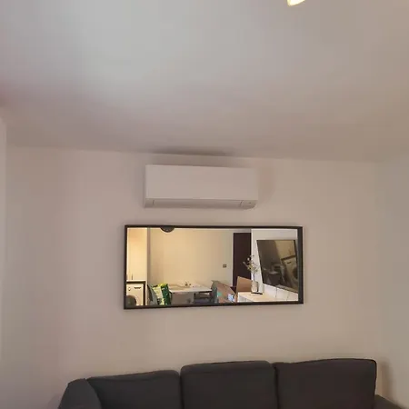 Daire Seaside Apartment, Two Rooms, Private Parking *