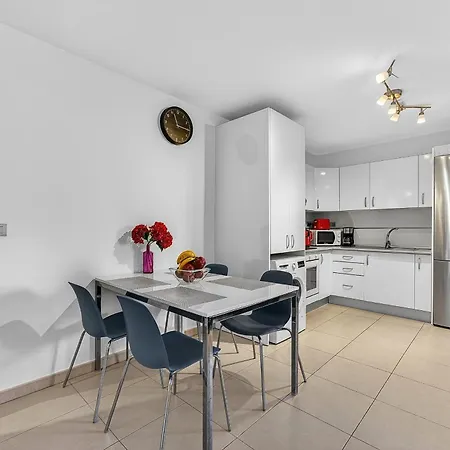 Seaside Apartment, Two Rooms, Private Parking Appartement