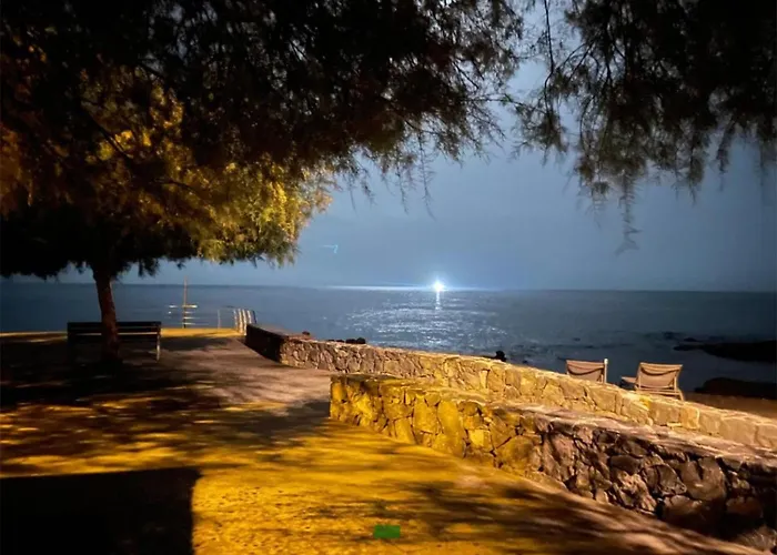 Seaside Apartment, Two Rooms, Private Parking شقة